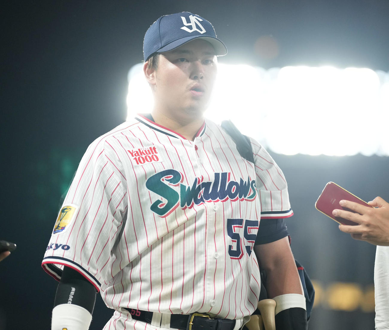 ヤクルト対阪神　7連敗を喫し、うつむきながら引き揚げるヤクルト村上（撮影・鈴木みどり）