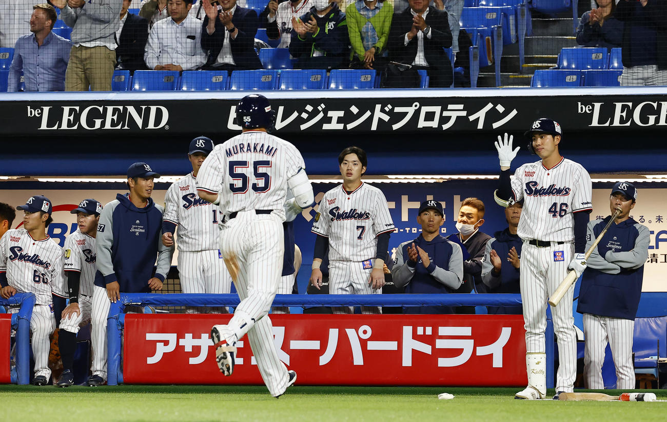 阪神対ヤクルト　10回裏ヤクルト2死、右越えに本塁打を放った村上を迎える高津監督（右端）（撮影・藤尾明華）