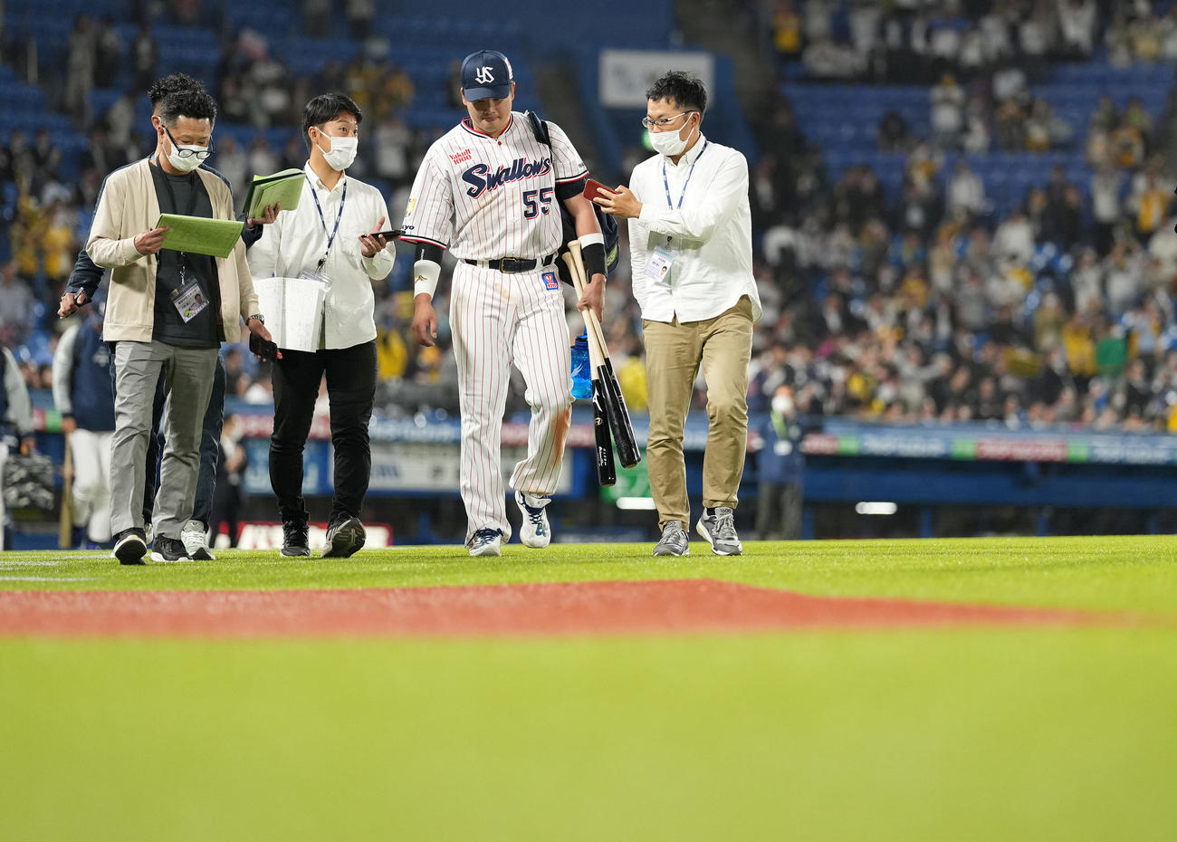 ヤクルト対阪神　7連敗を喫し、うつむきながら引き揚げるヤクルト村上（中央）（撮影・鈴木みどり）
