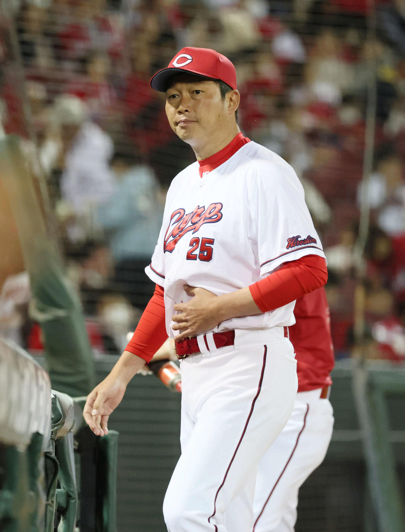 7回表中日、交代を告げる新井監督（撮影・加藤孝規）
