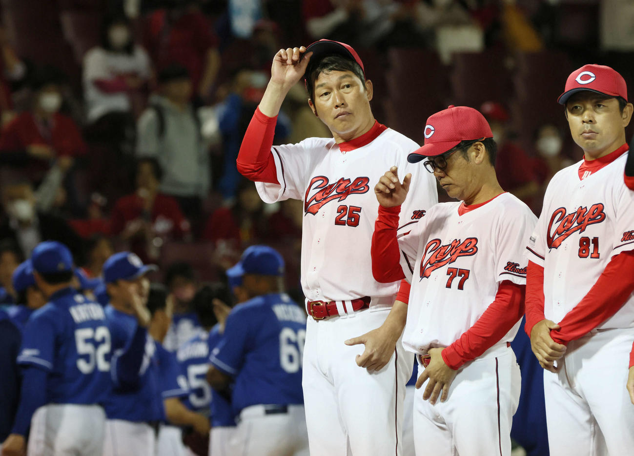 中日に敗れた新井監督（中央）（撮影・加藤孝規）