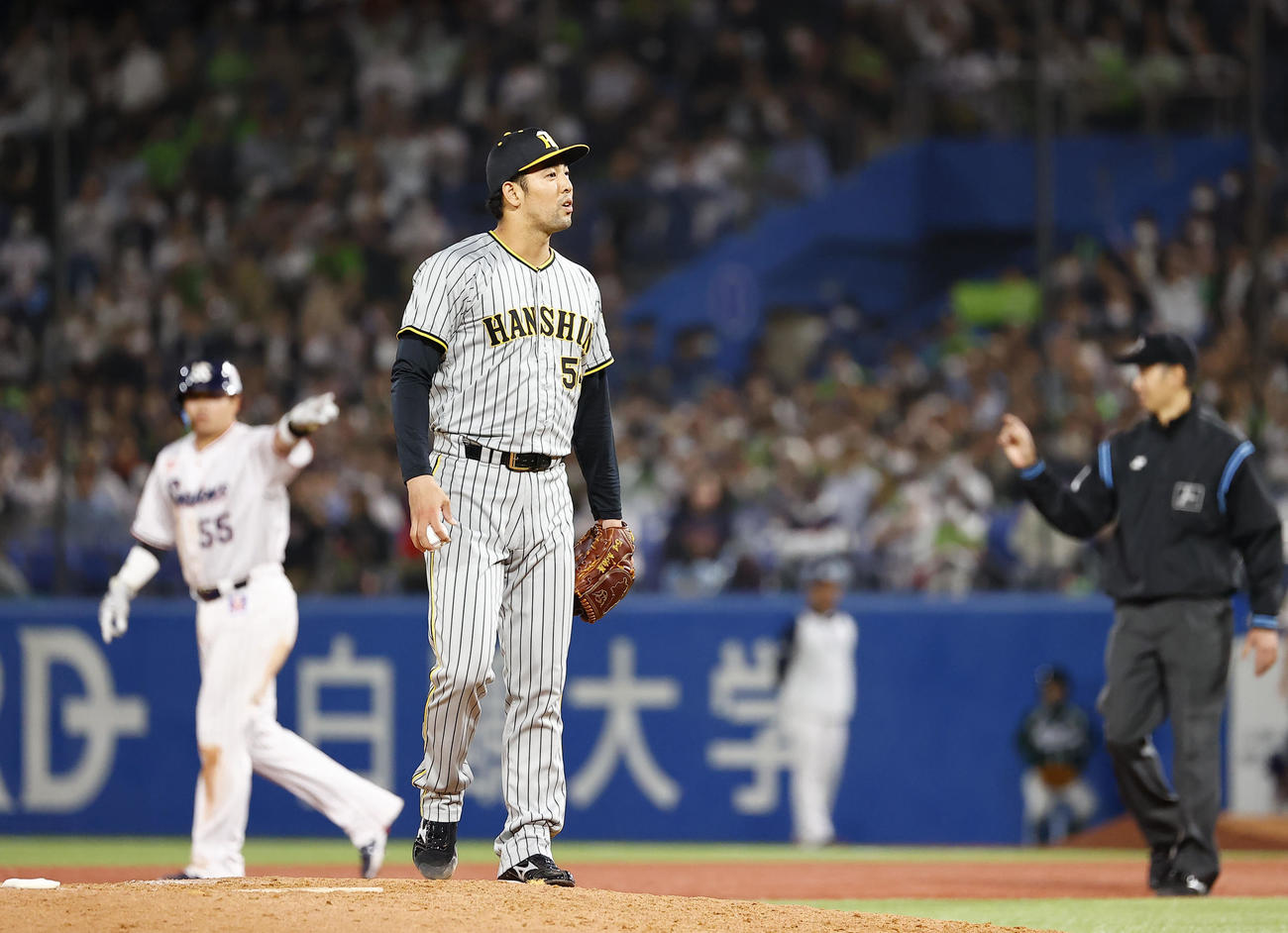 阪神対ヤクルト　8回裏ヤクルト2死一、三塁、打者塩見のときボークを取られ同点とされる阪神加治屋（撮影・藤尾明華）