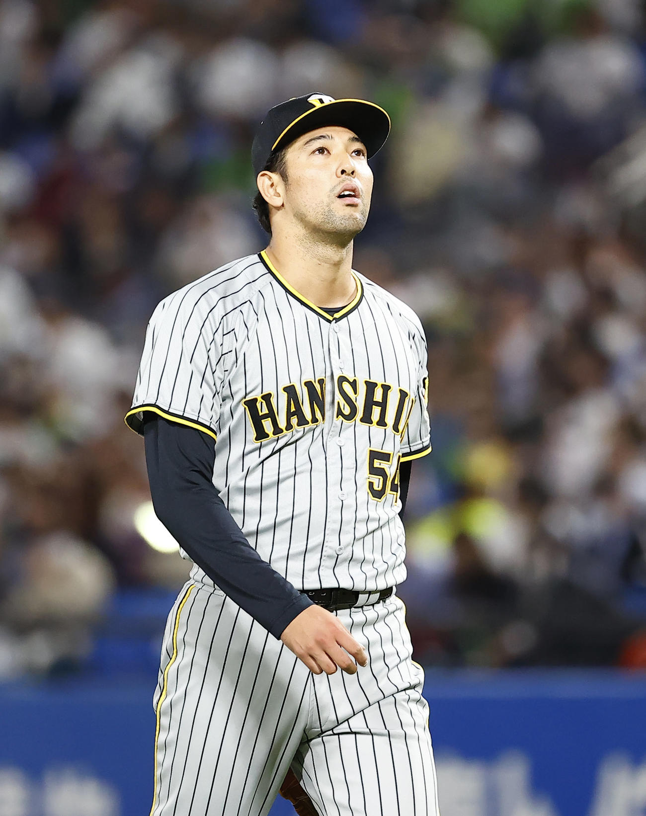 ヤクルト対阪神　8回裏に同点となるボークを許し、ベンチに戻る阪神加治屋（撮影・藤尾明華）