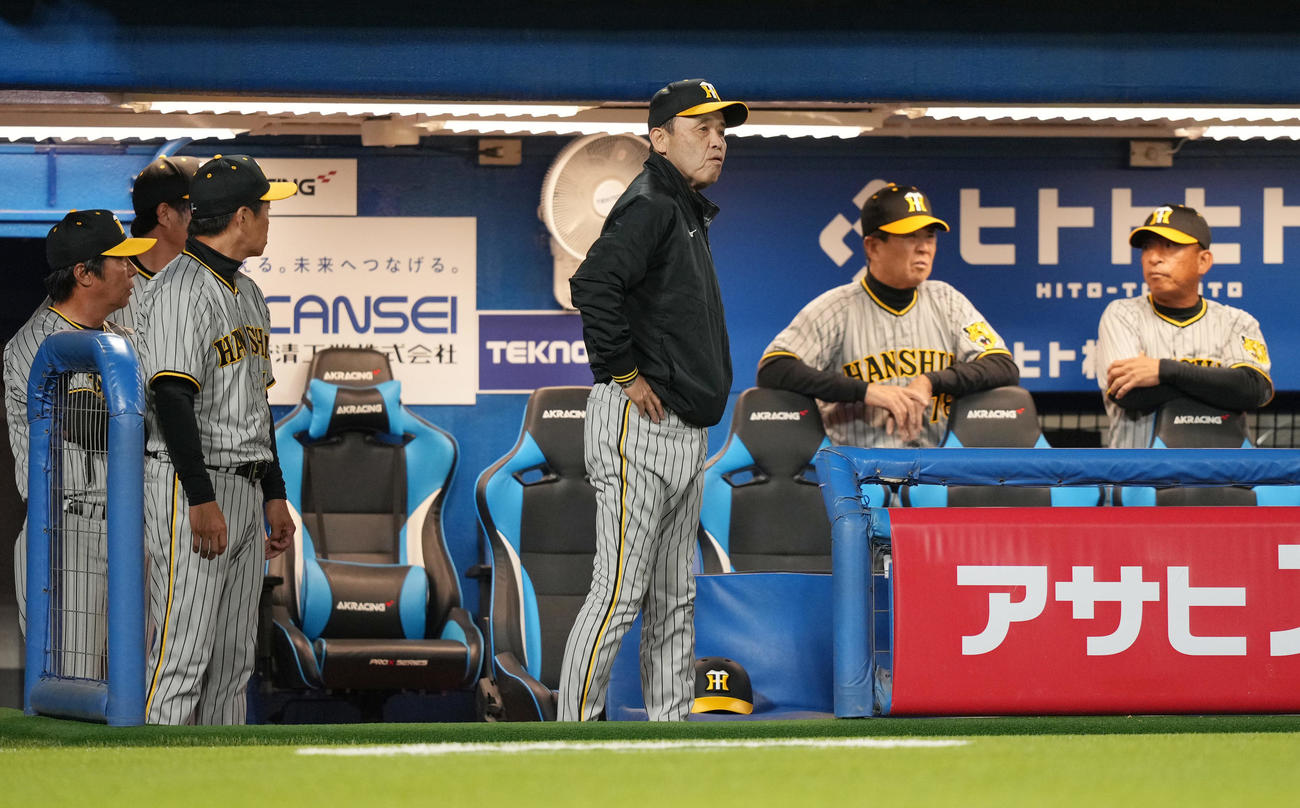 ヤクルト対阪神　8回裏ヤクルト2死一、三塁、打者塩見の時、加治屋がボークを取られ、ぼうぜんとする岡田監督（中央）（撮影・鈴木みどり）
