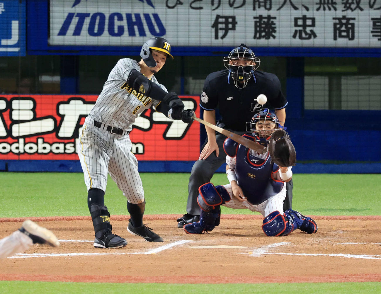 ヤクルト対阪神　10回表阪神2死満塁、佐藤輝は走者一掃の中越え適時二塁打を放つ（撮影・浅見桂子）