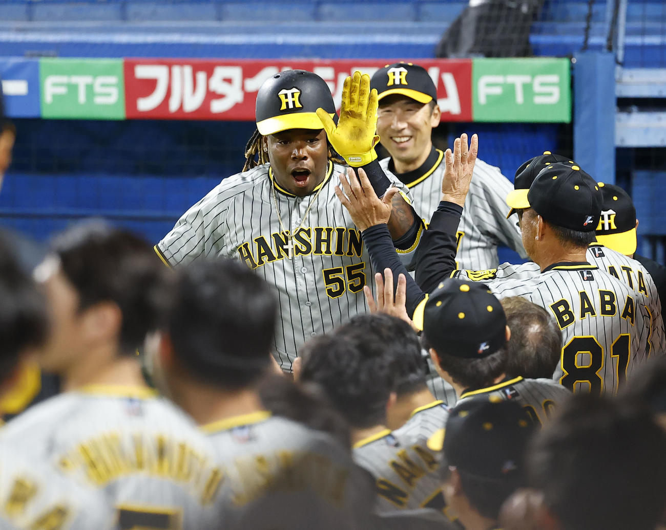 阪神対ヤクルト　7回表阪神1死、左中間にソロ本塁打を放ちナインに迎えられるミエセス（中央）（撮影・藤尾明華）