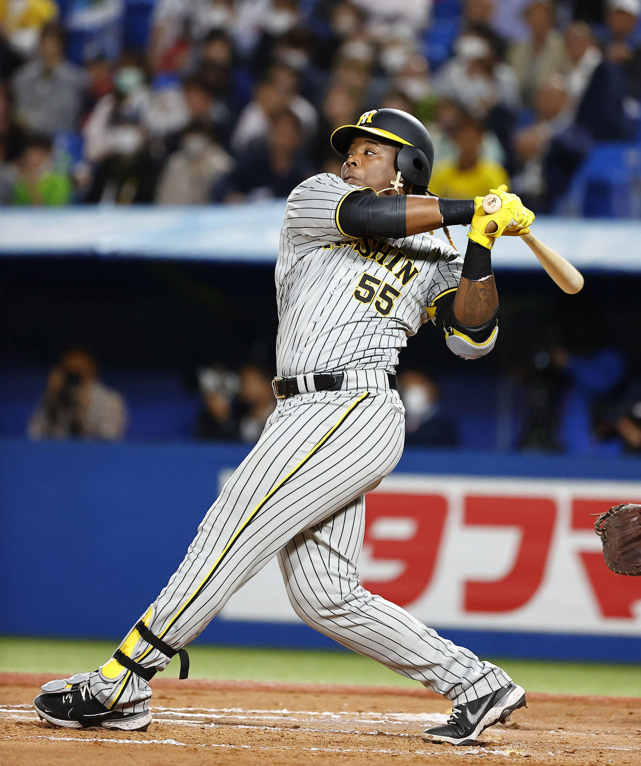 阪神対ヤクルト　7回表阪神1死、ミエセスが左中間にソロ本塁打を放つ（撮影・藤尾明華）