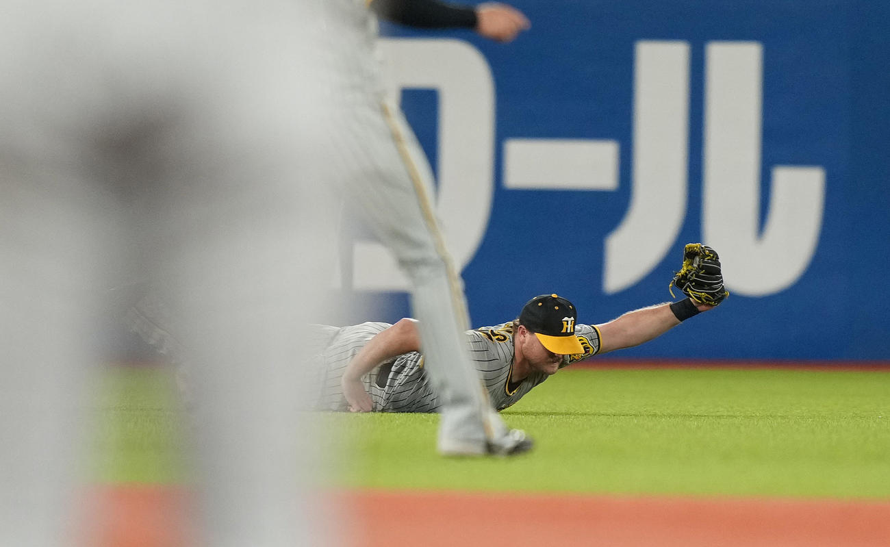 ヤクルト対阪神　8回裏ヤクルト無死、並木の打球を好捕する左翼手ノイジー（撮影・鈴木みどり）