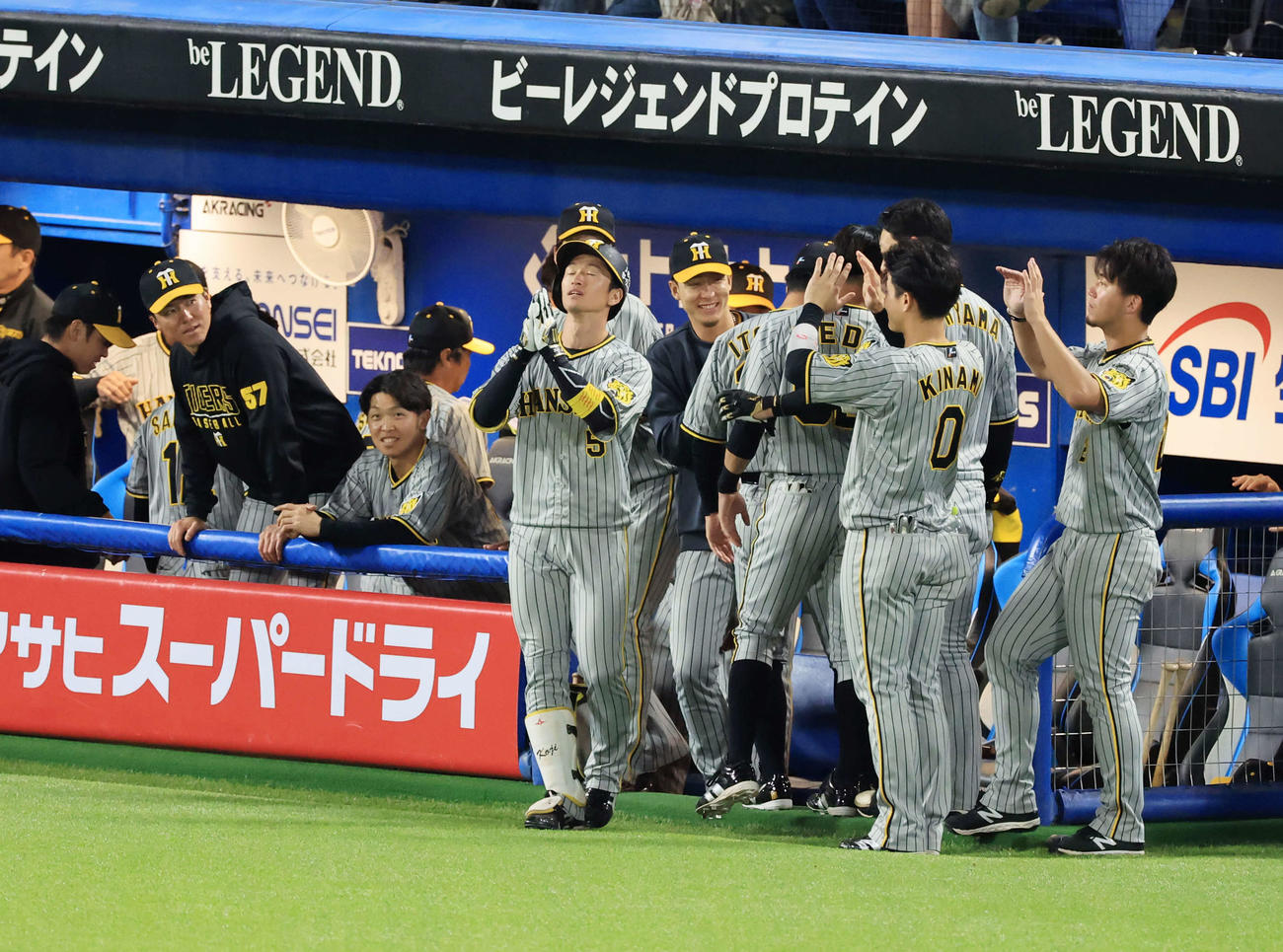 ヤクルト対阪神　8回表阪神無死、ソロ本塁打を放った近本（中央）はベンチ前で手を合わせる（撮影・浅見桂子）