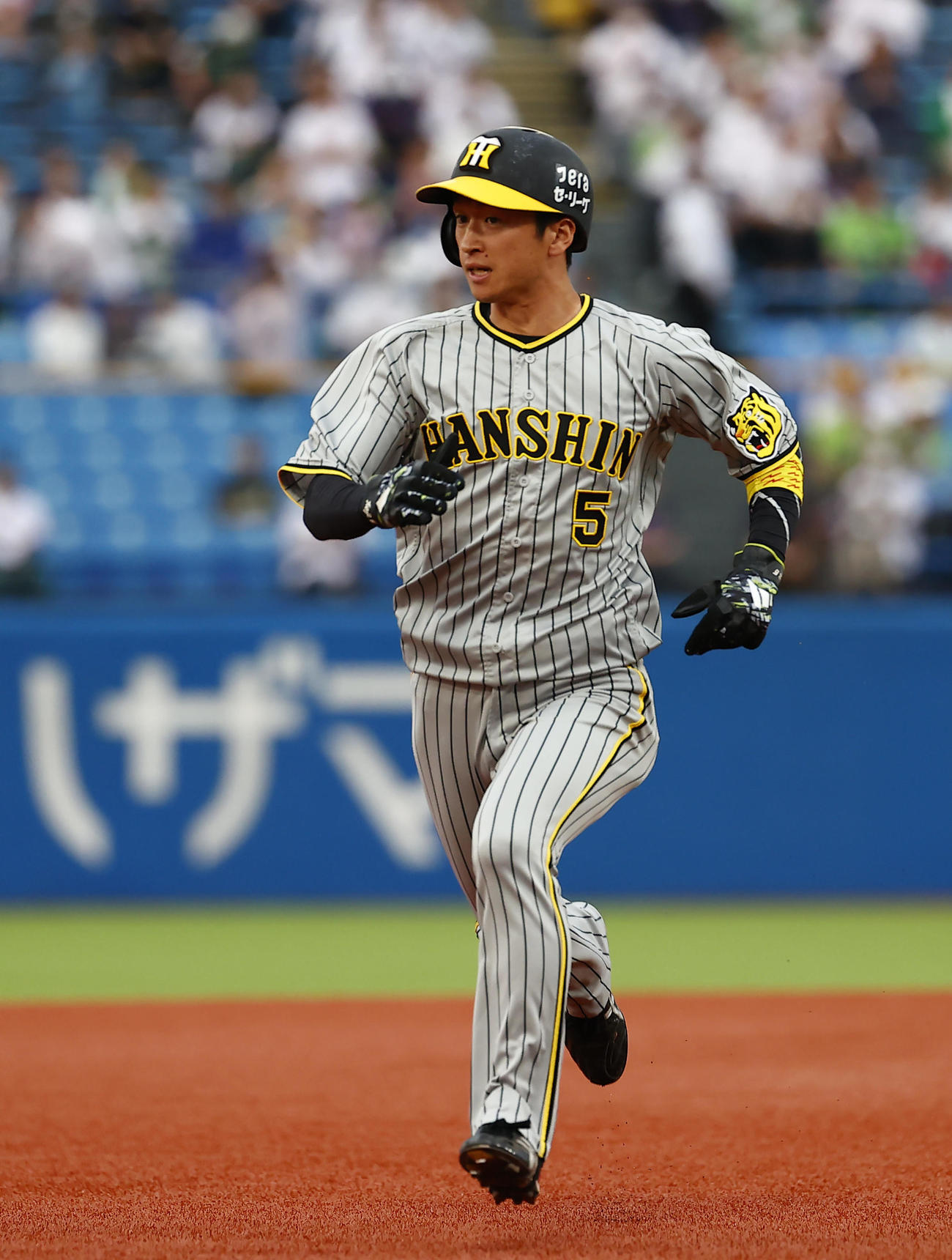ヤクルト対阪神　1回表阪神無死一、二塁、ノイジーの中犠飛で三進する近本（撮影・藤尾明華）