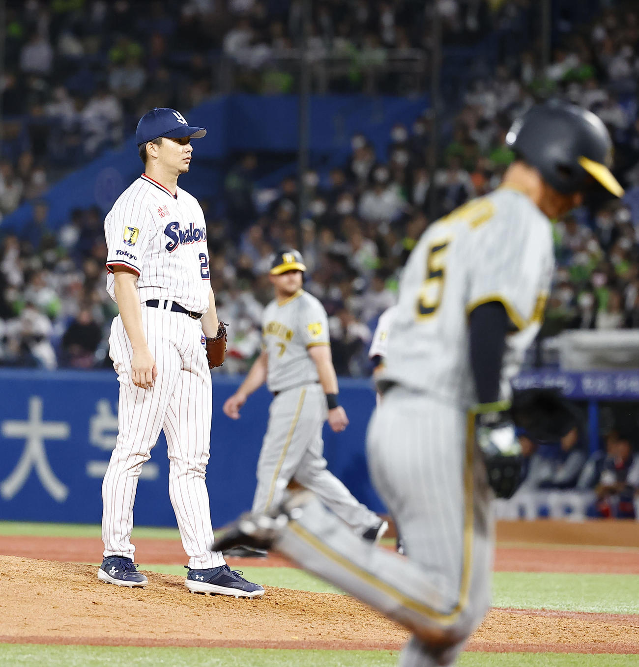 阪神対ヤクルト　10回表阪神2死満塁、大山に押し出しの四球を与えたヤクルト木沢（撮影・藤尾明華）