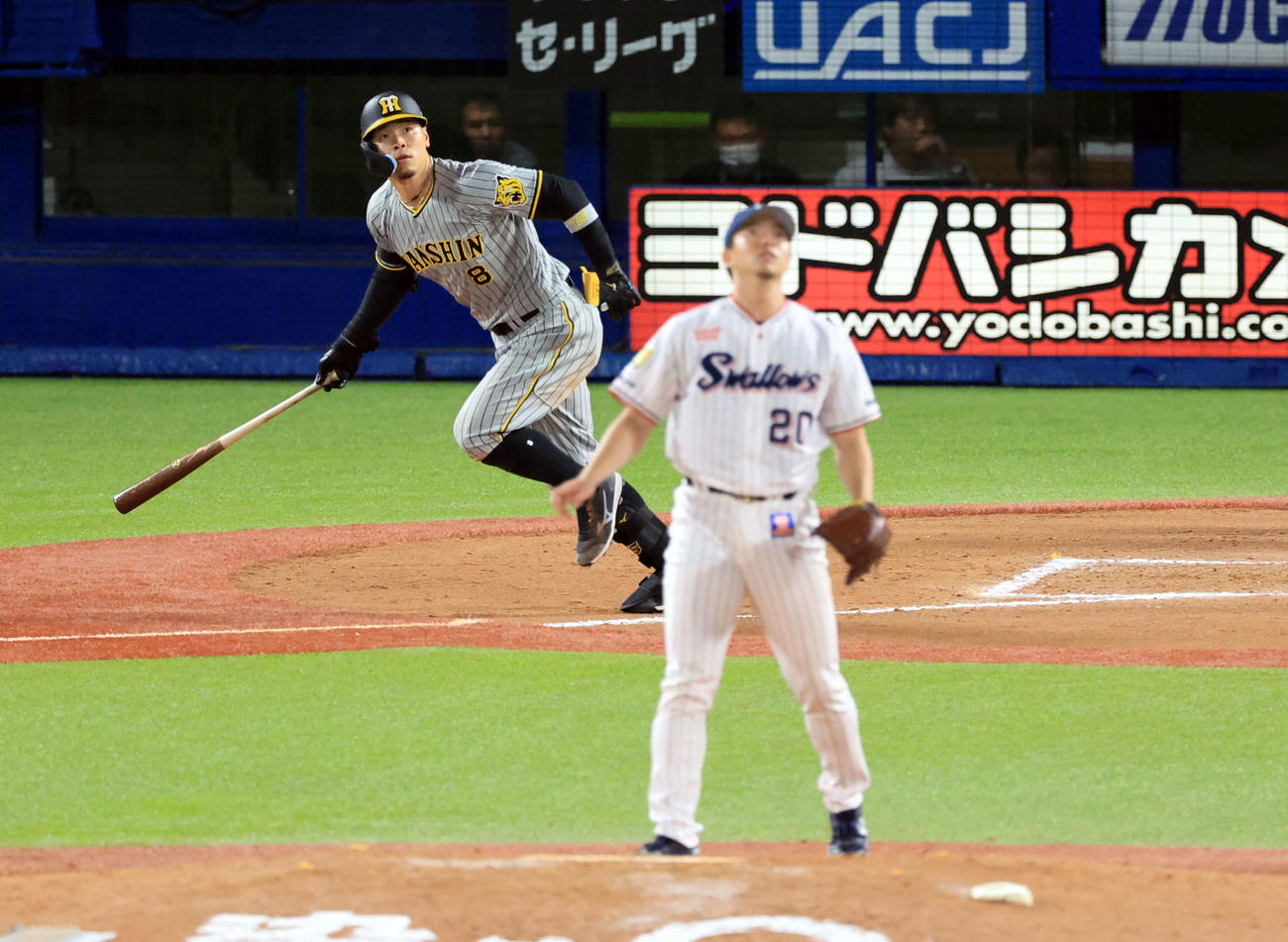 ヤクルト対阪神　10回表阪神2死満塁、佐藤輝は走者一掃の中越え適時二塁打を放つ（撮影・浅見桂子）
