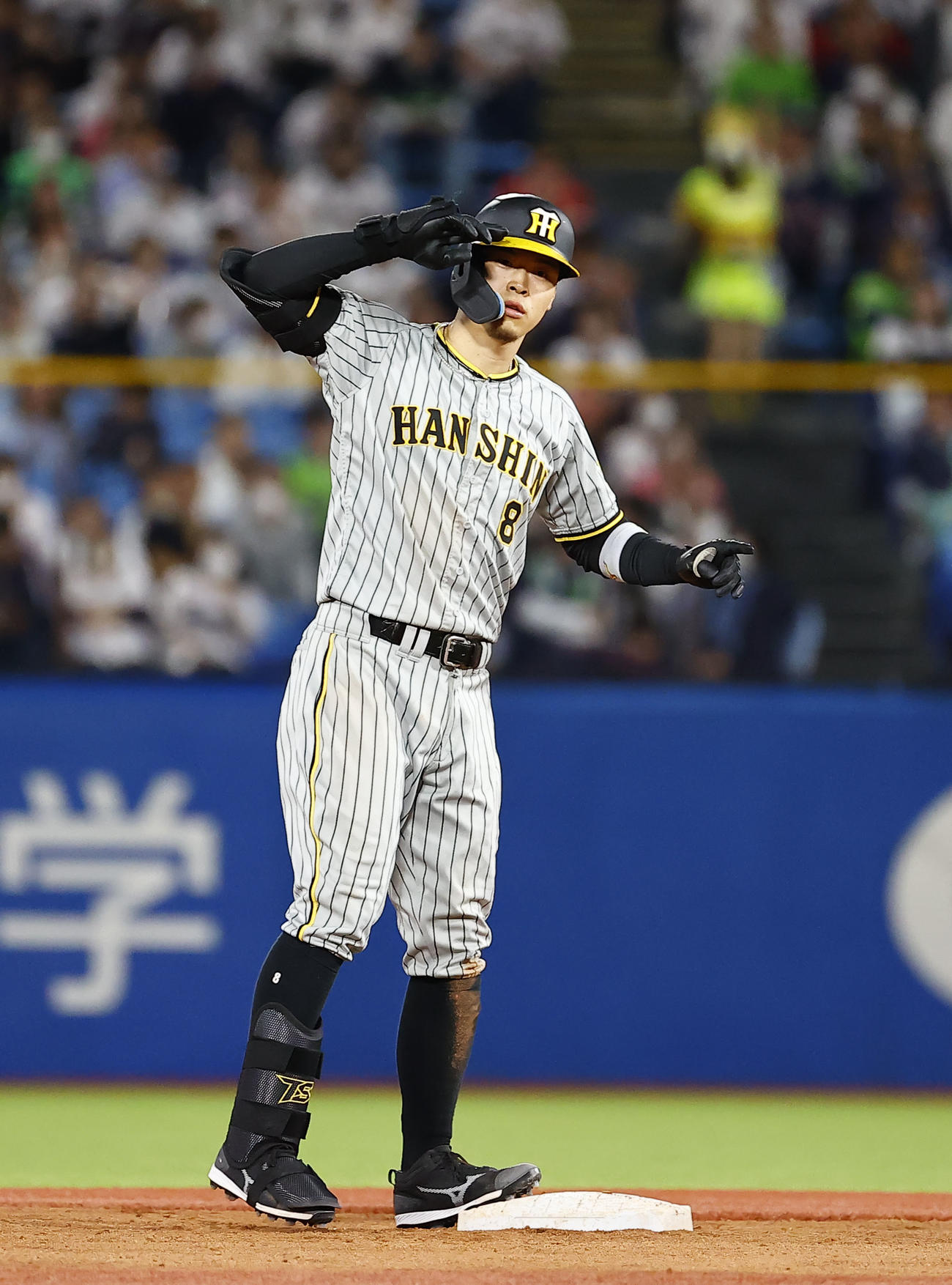 阪神対ヤクルト　10回表阪神2死満塁、走者一掃の二塁打を放ちポーズをとる佐藤輝（撮影・藤尾明華）