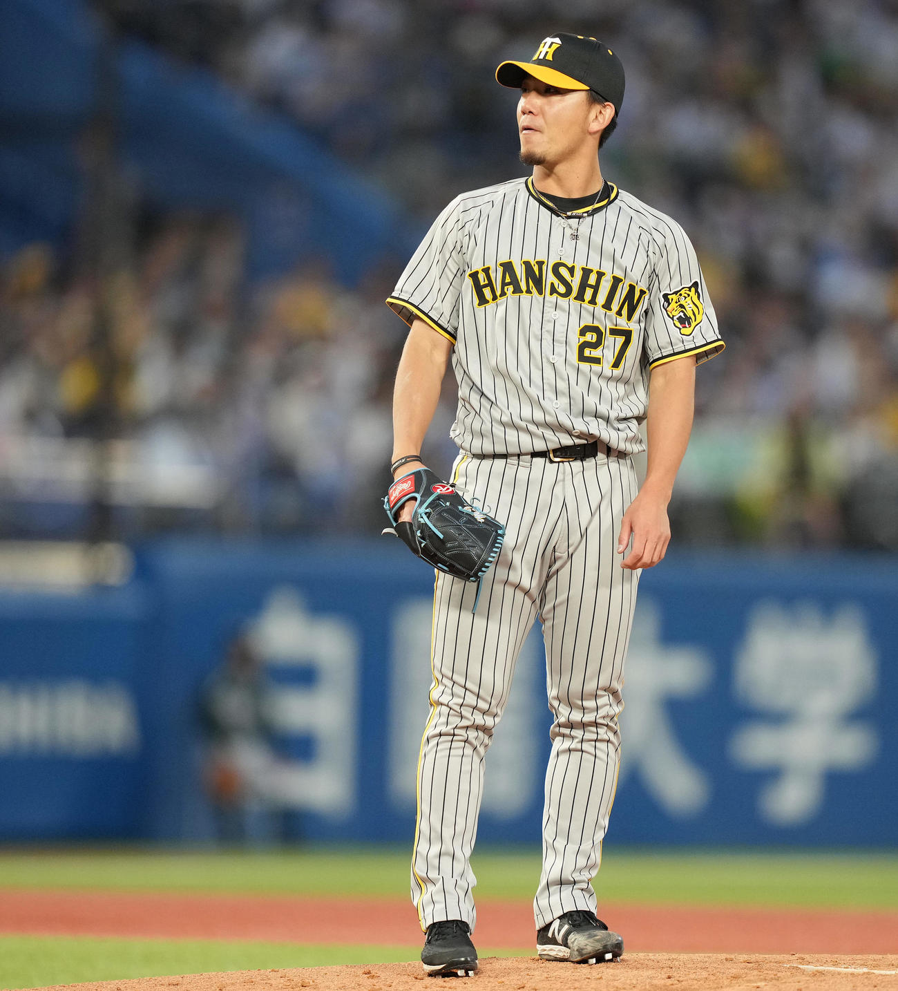 ヤクルト対阪神　2回裏ヤクルト1死満塁、長岡に押し出し死球を与え先制を許し、ぼうぜんとする伊藤将（撮影・鈴木みどり）