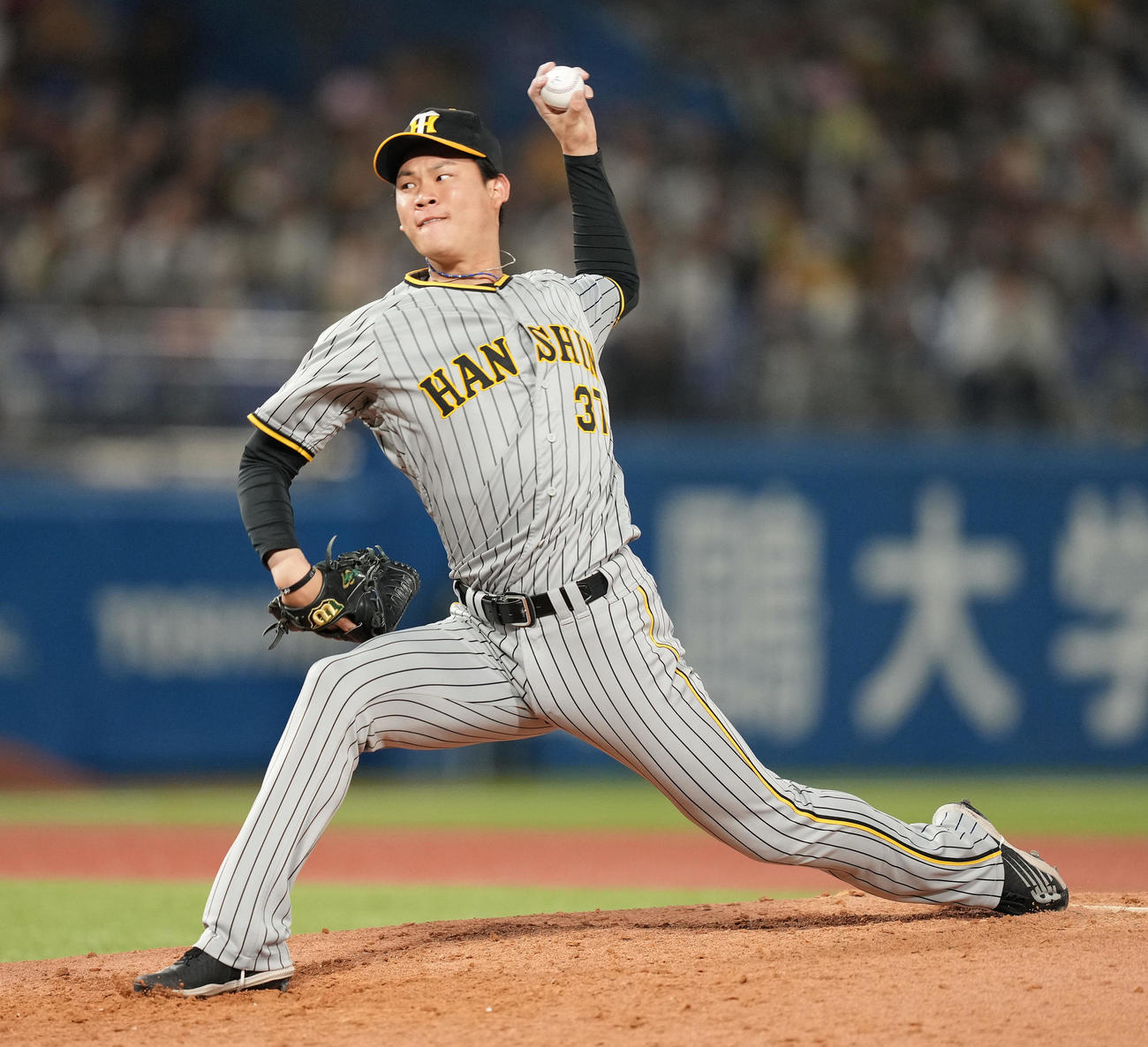 ヤクルト対阪神　9回裏から3番手で登板した阪神及川（撮影・鈴木みどり）