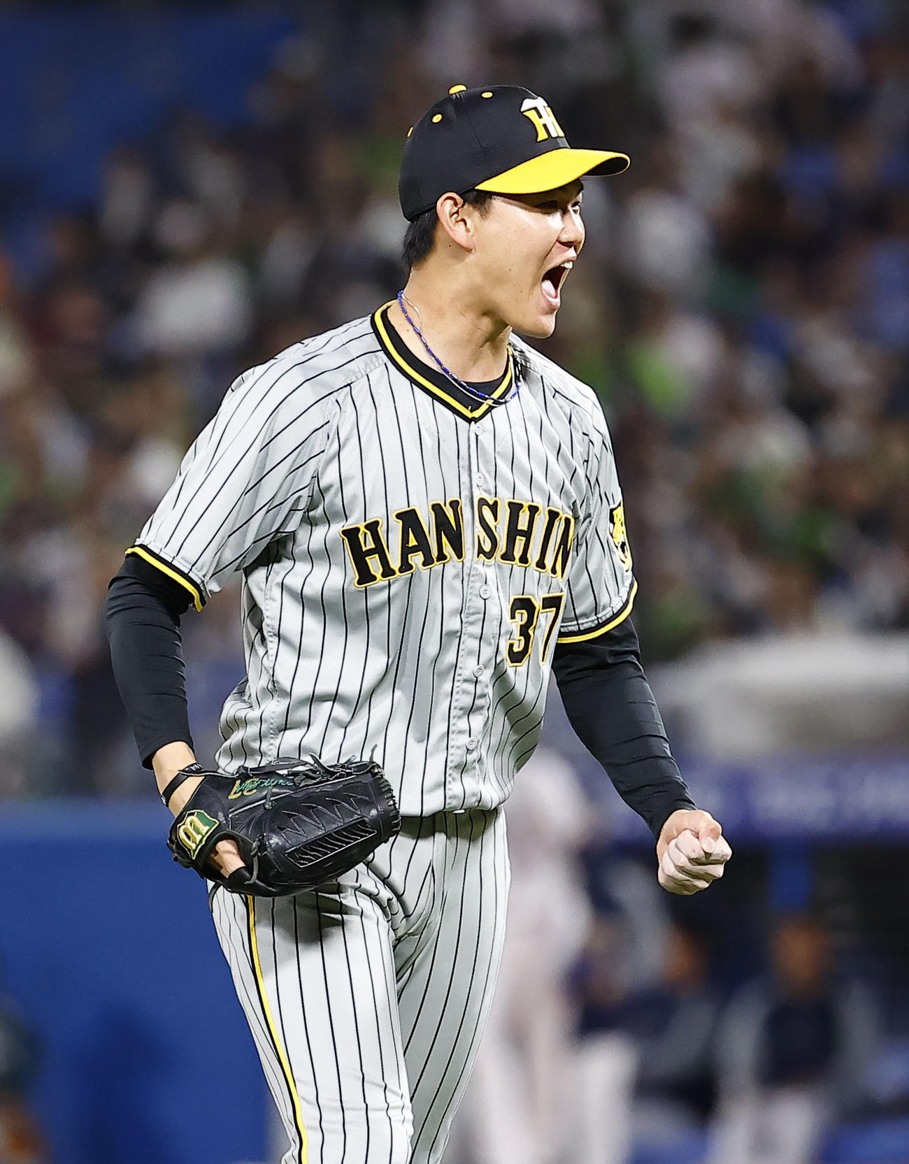 ヤクルト対阪神　9回裏ヤクルト2死一、二塁、西田を遊ゴロに打ち取り、ガッツポーズをする阪神及川（撮影・藤尾明華）
