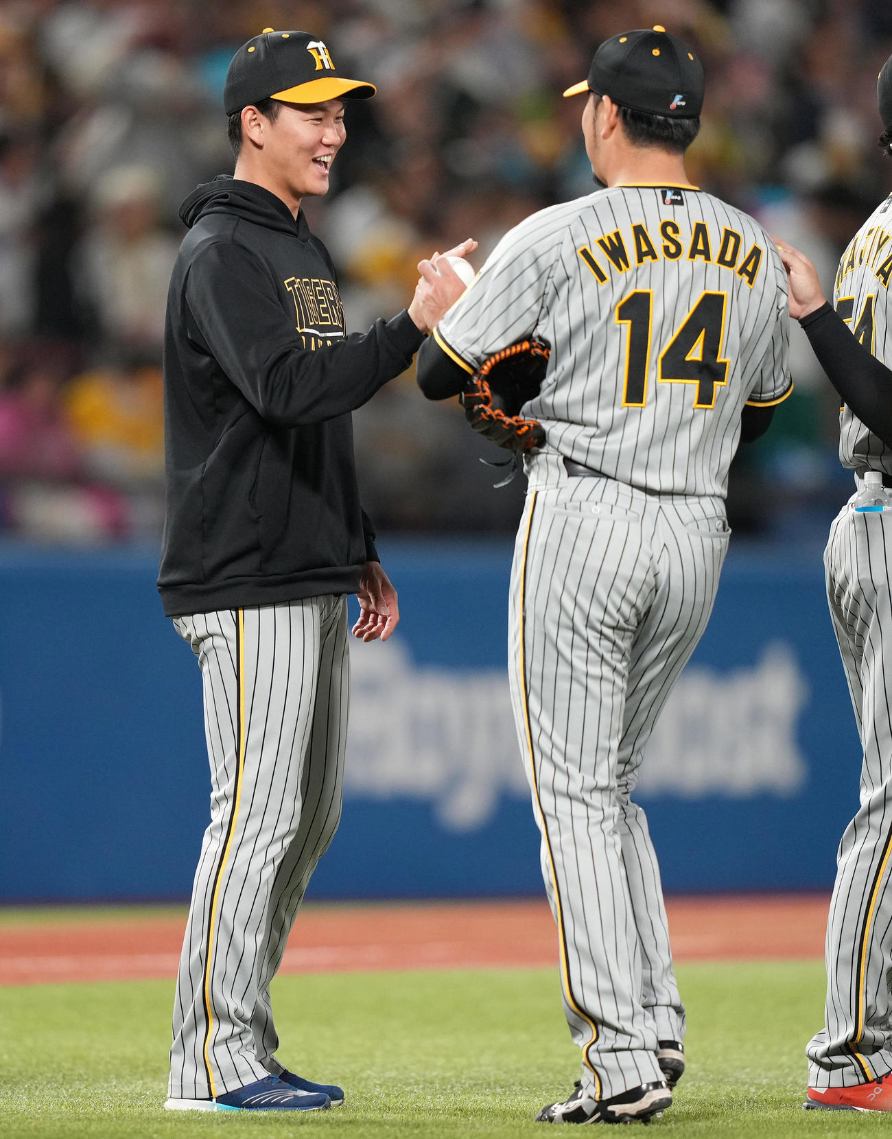 ヤクルト対阪神　勝利投手の阪神及川（左）は岩貞からウイニングボールを受け取る（撮影・鈴木みどり）