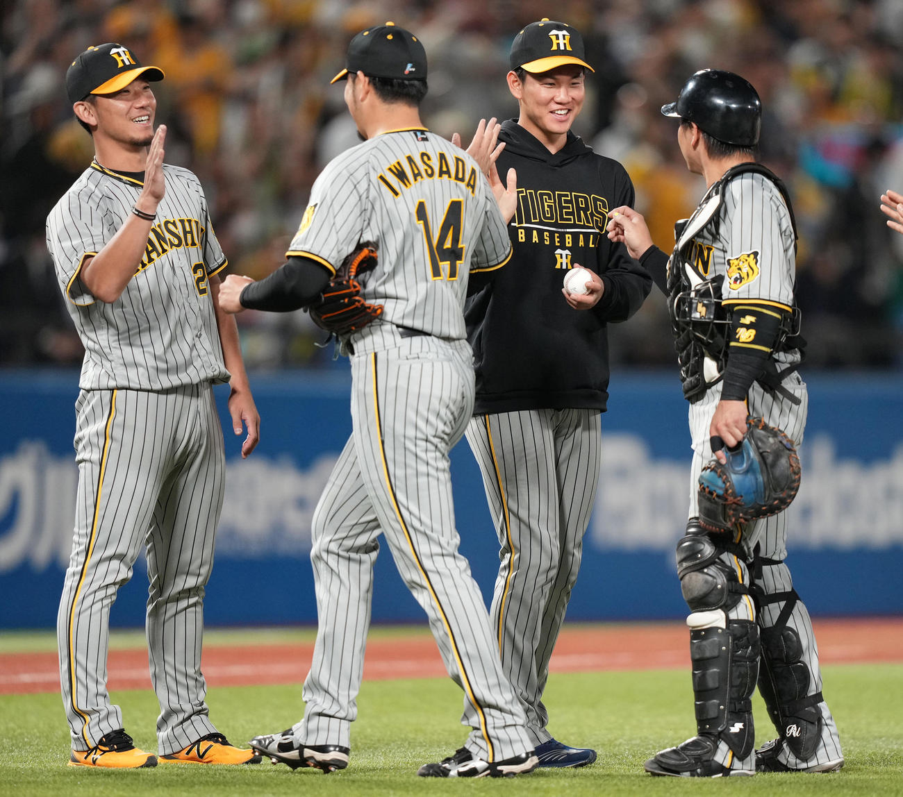ヤクルト対阪神　ヤクルトに勝利し、阪神及川（中央）と伊藤将（左）は笑顔でナインを迎える（撮影・鈴木みどり）