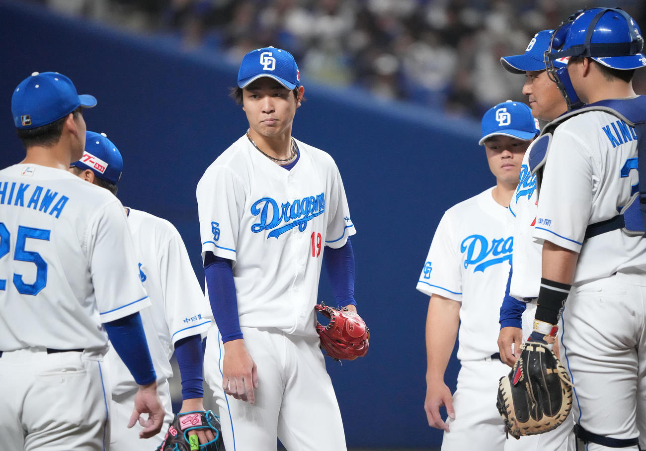 中日対DeNA 5回表DeNA1死満塁、マウンドの高橋宏（中央）のもとに集まる中日ナイン（2023年4月30日撮影）