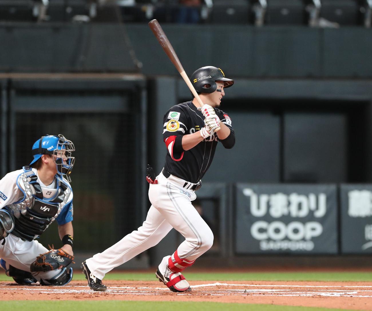 日本ハム対ソフトバンク　1回表ソフトバンク2死二、三塁、遊撃手強襲適時打を放つ栗原（撮影・黒川智章）