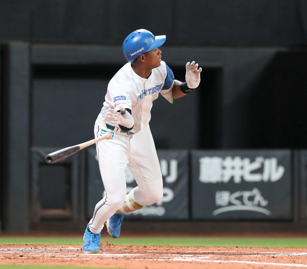 日本ハム対ソフトバンク　3回裏日本ハム2死一塁、左越え2点本塁打を放つ万波（撮影・黒川智章）
