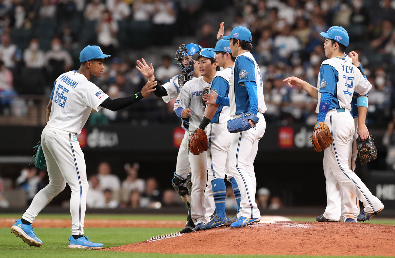 日本ハム対ソフトバンク　試合終了後、ナインと喜び合う万波（左）（撮影・佐藤翔太）