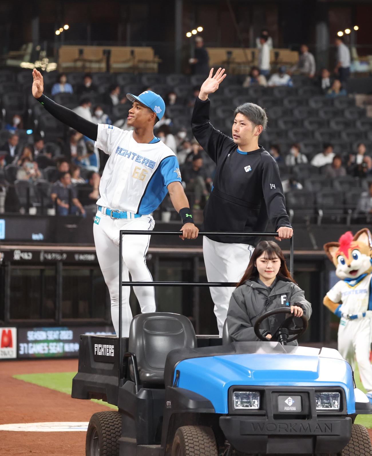 日本ハム対ソフトバンク　試合後、スタンドに手を振る万波（左）と加藤貴（撮影・黒川智章）
