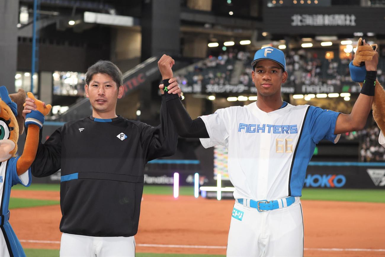 日本ハム対ソフトバンク　試合後、笑顔の加藤貴（左）と万波（撮影・黒川智章）