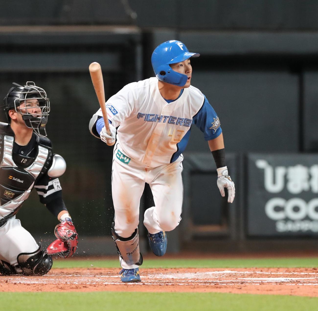 日本ハム対ソフトバンク　2回裏日本ハム1死一、三塁、右越え適時二塁打を放つ水野（撮影・黒川智章）