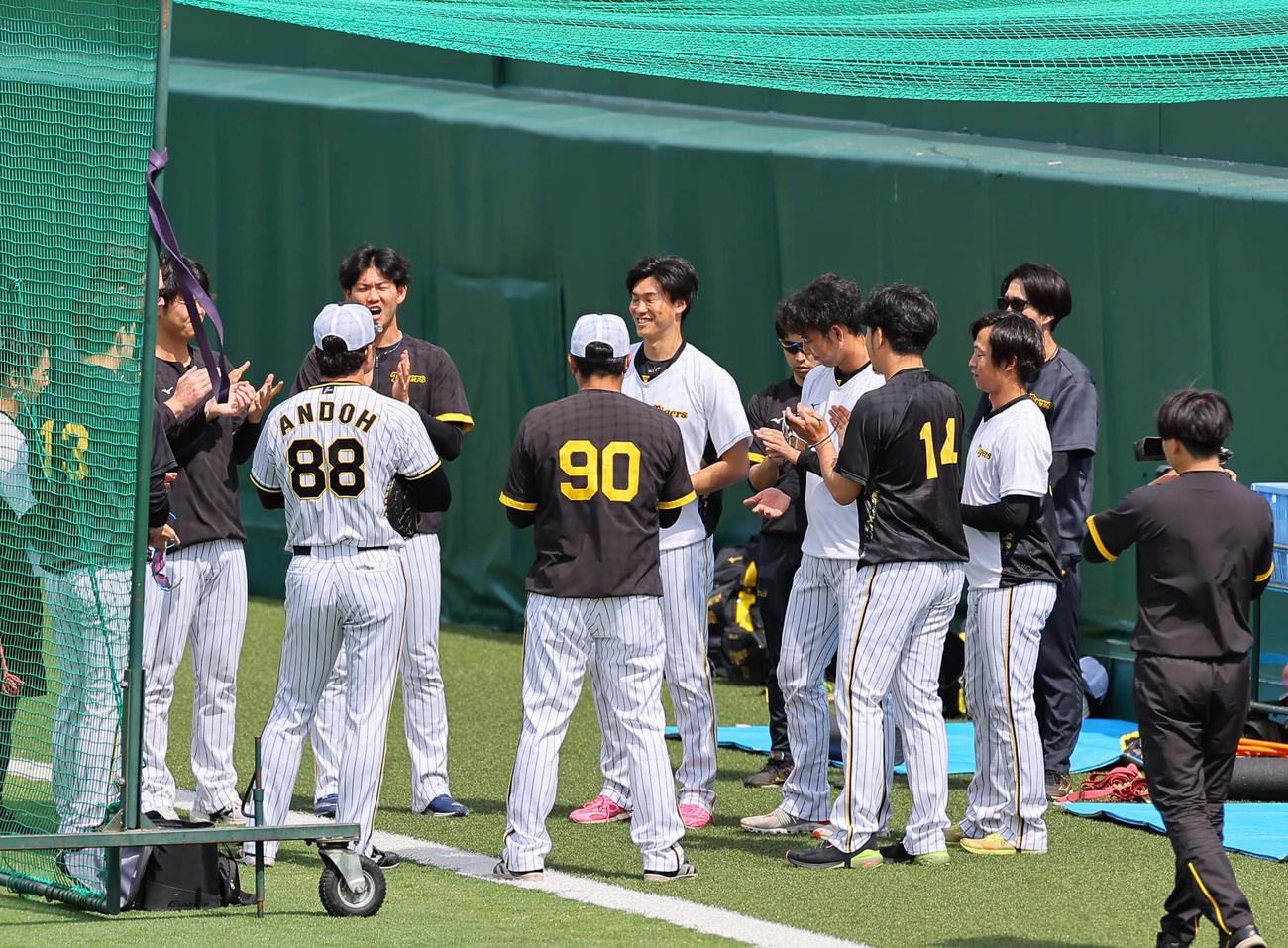 阪神対巨人　1軍に合流した湯浅（中央）は笑顔を見せる（撮影・上田博志）