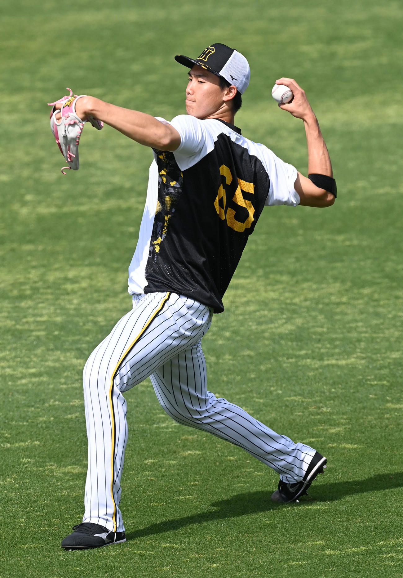 阪神対巨人　キャッチボールを行う阪神湯浅（撮影・前岡正明）