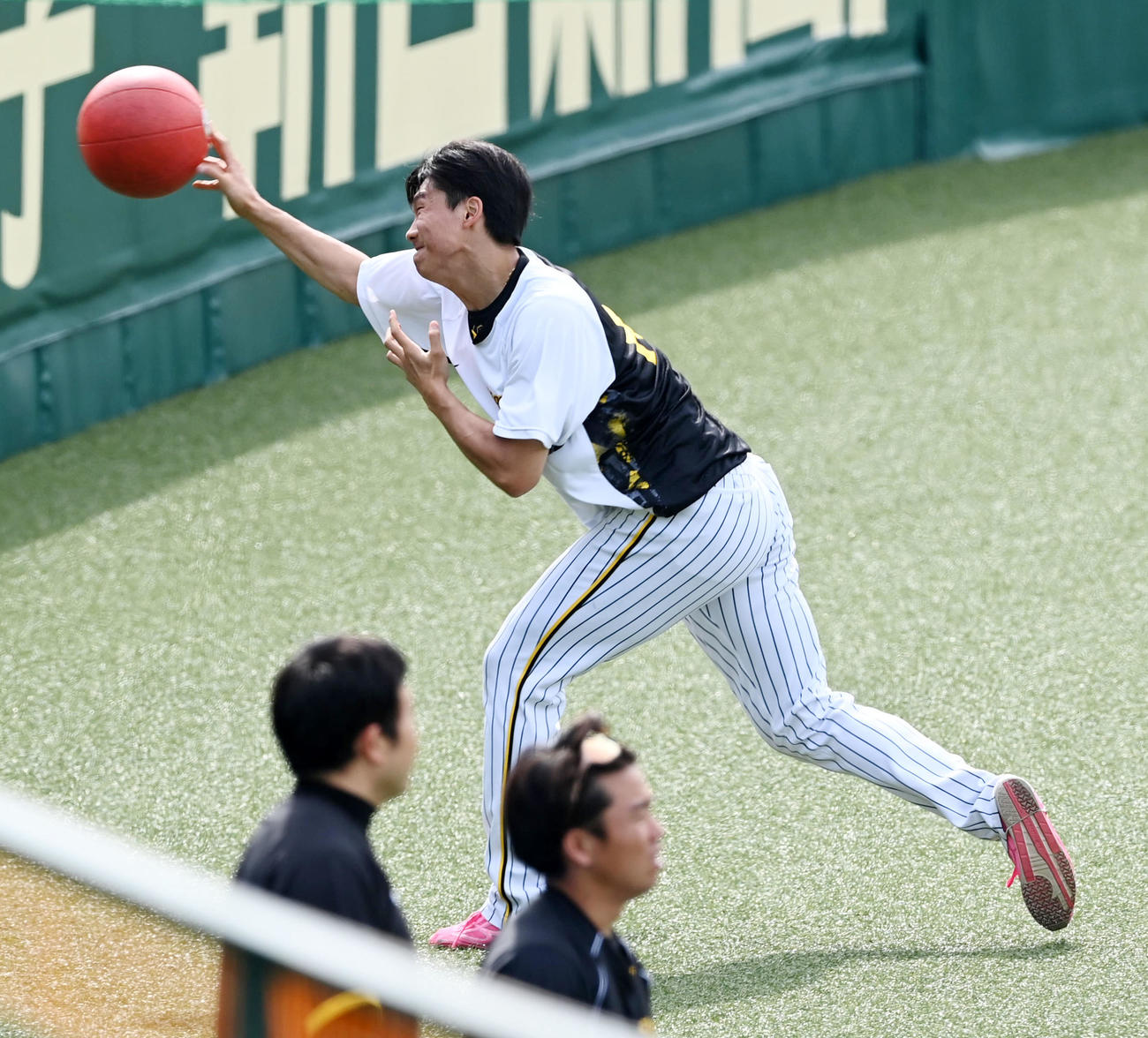 阪神対巨人　試合前練習を行う阪神湯浅（撮影・前岡正明）