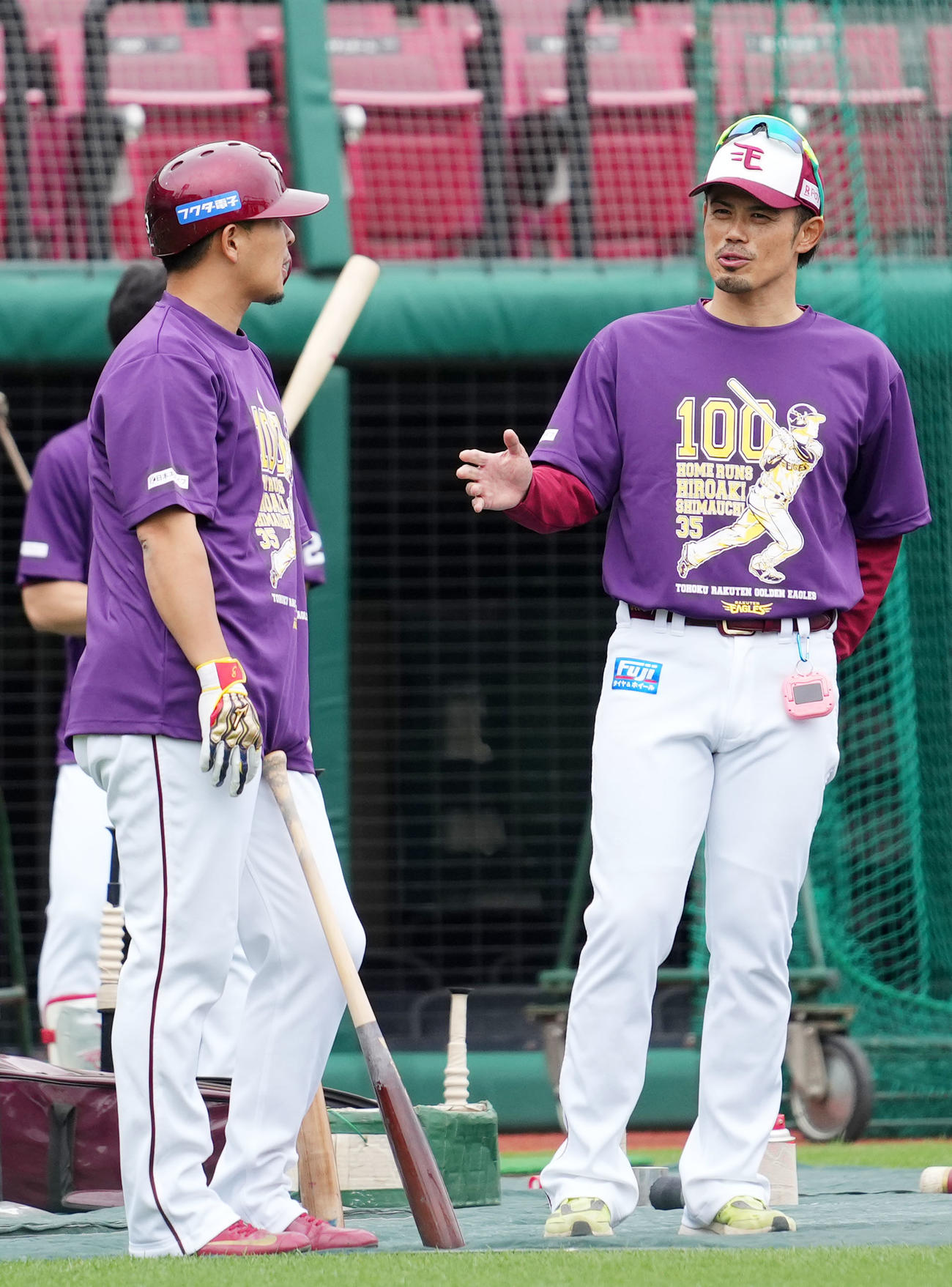 楽天対日本ハム　1軍打撃コーチに配置転換された今江コーチ。右は浅村（撮影・横山健太）