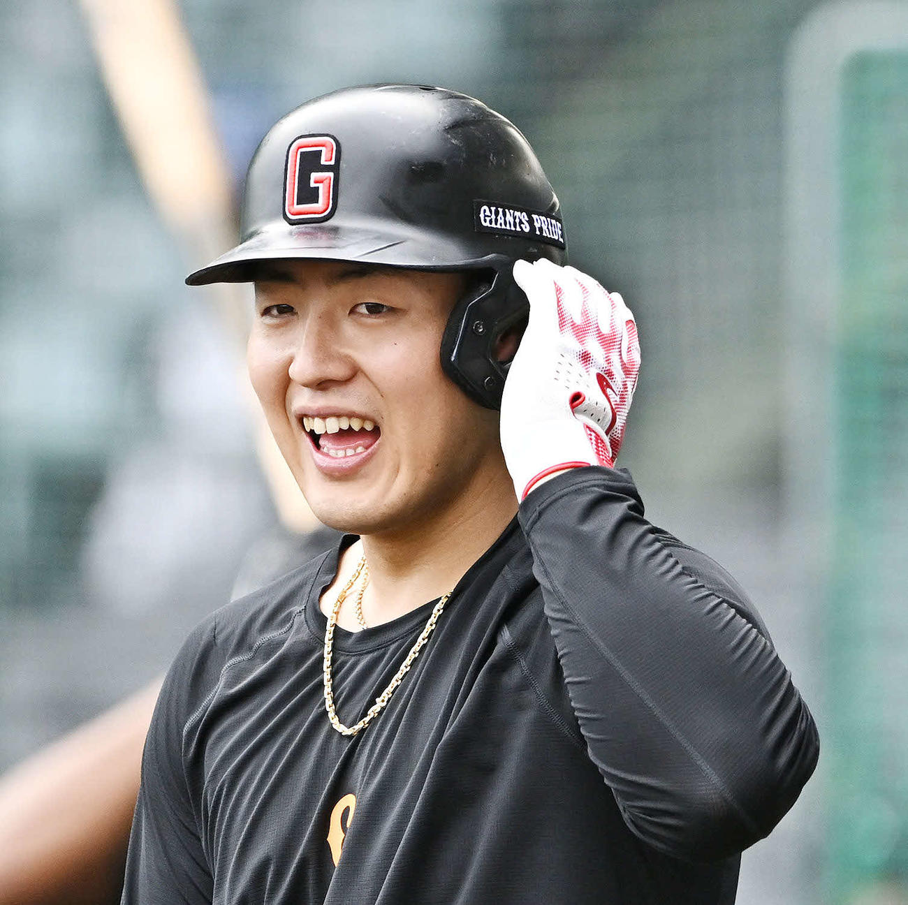 阪神対巨人　試合前練習で笑顔の巨人岡本和（撮影・滝沢徹郎）