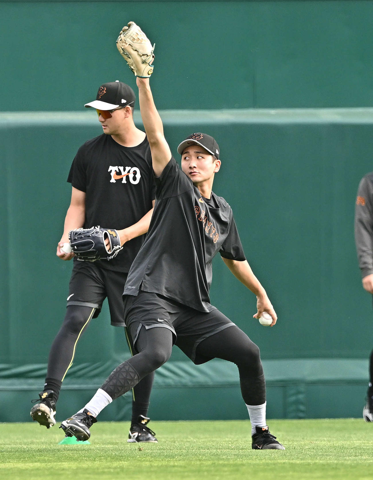 阪神対巨人　試合前練習でキャッチボールする巨人横川（手前）（撮影・滝沢徹郎）