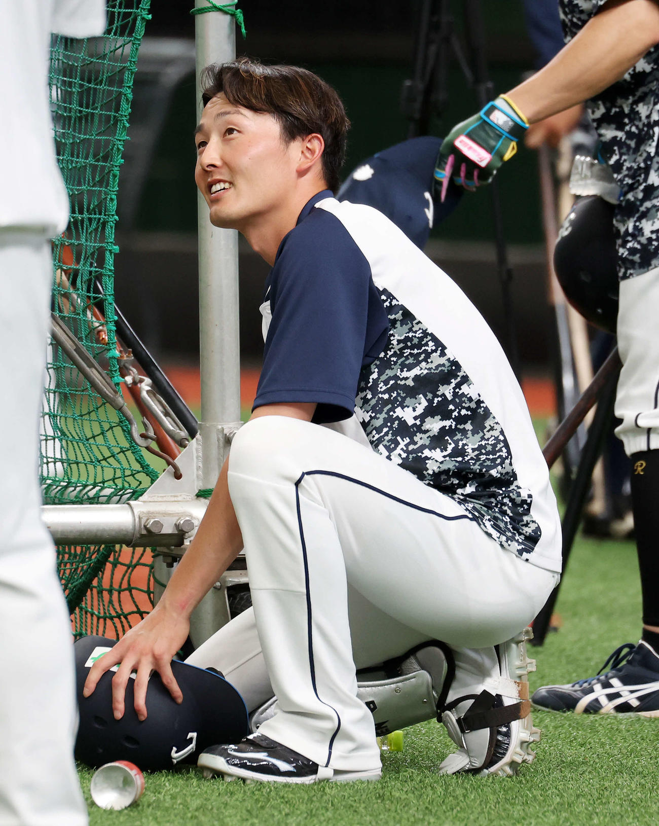 西武対オリックス　練習中、笑顔を見せる西武源田（撮影・鈴木正人）