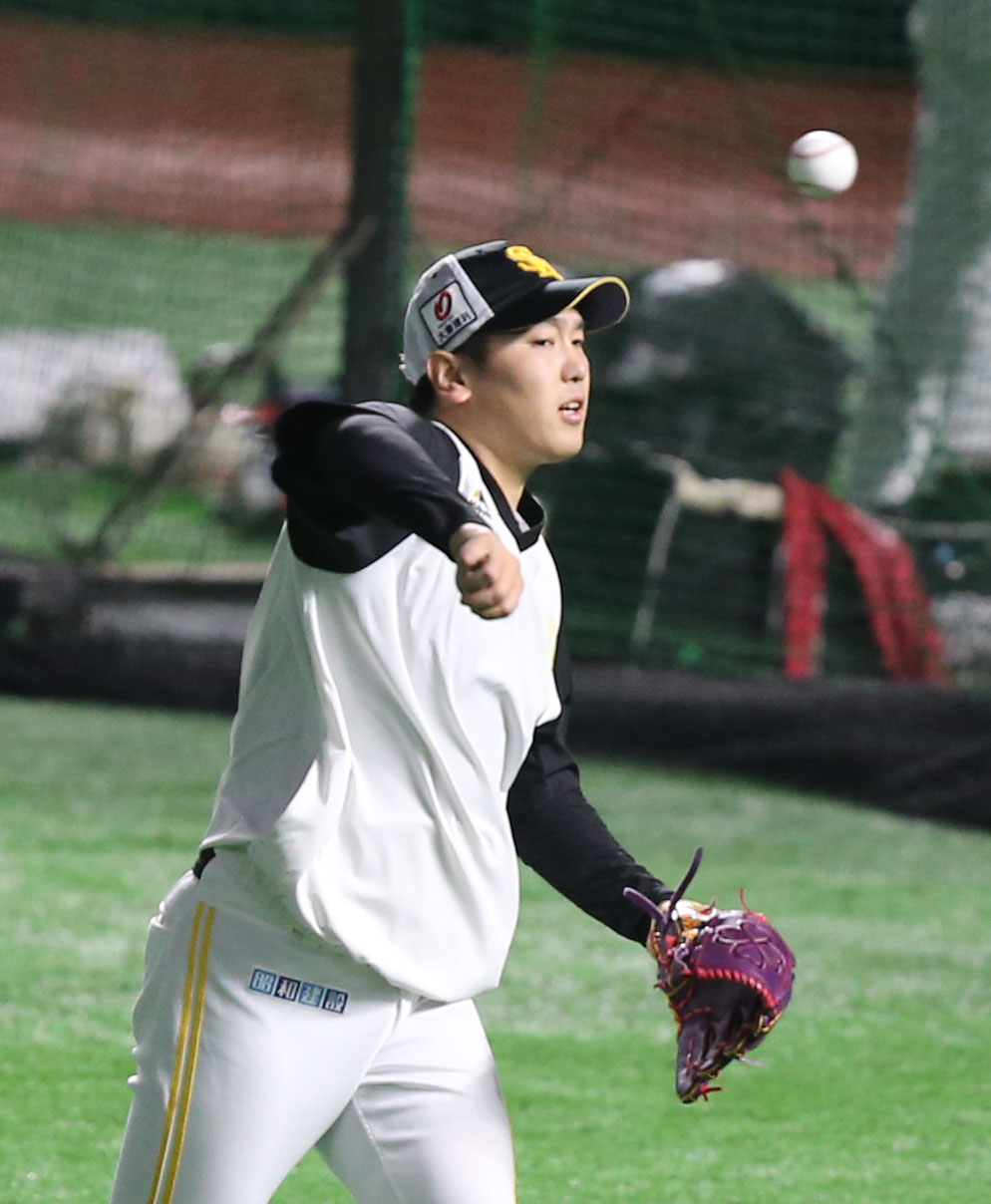 キャチボールで調整する石川（撮影・冨田成美）