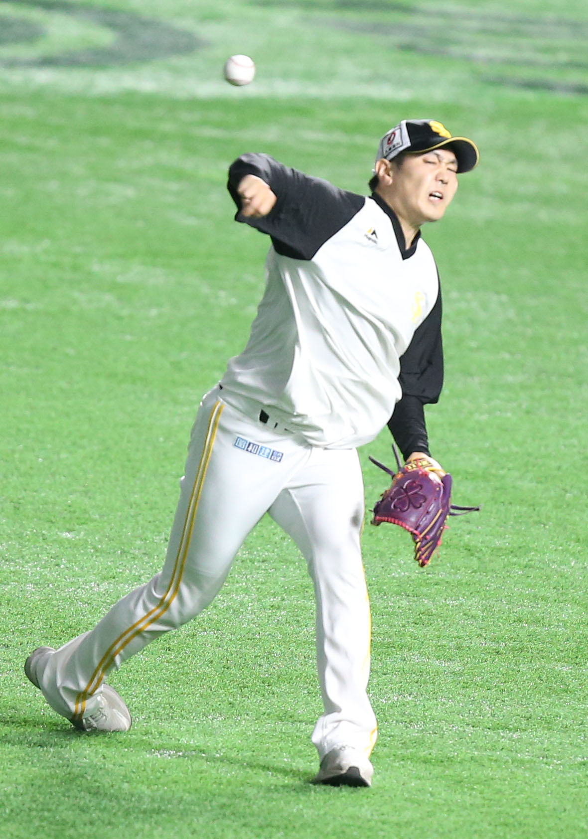 キャチボールで調整する石川（撮影・冨田成美）