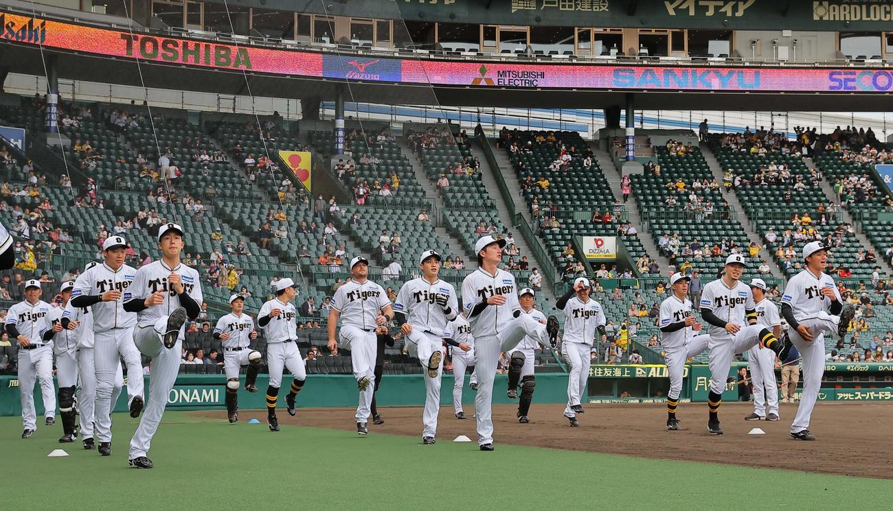阪神対巨人　復刻ユニホームでアップをする阪神ナイン（撮影・上田博志）