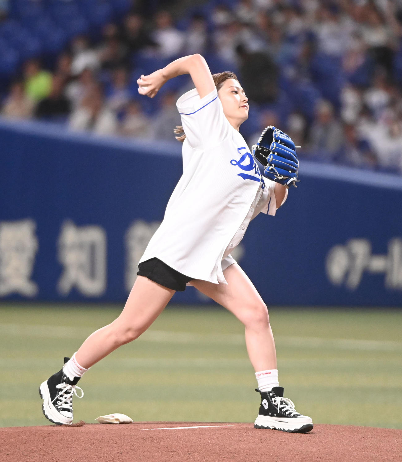 中日対DeNA　始球式をする櫻井音乃（撮影・森本幸一）