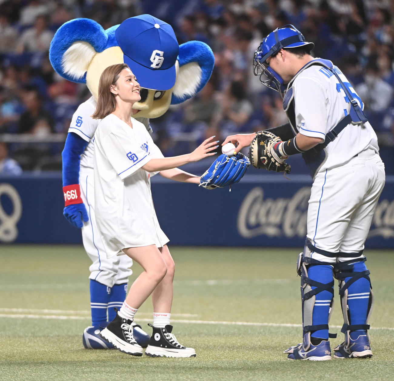 中日対DeNA　始球式を行った櫻井音乃（撮影・森本幸一）