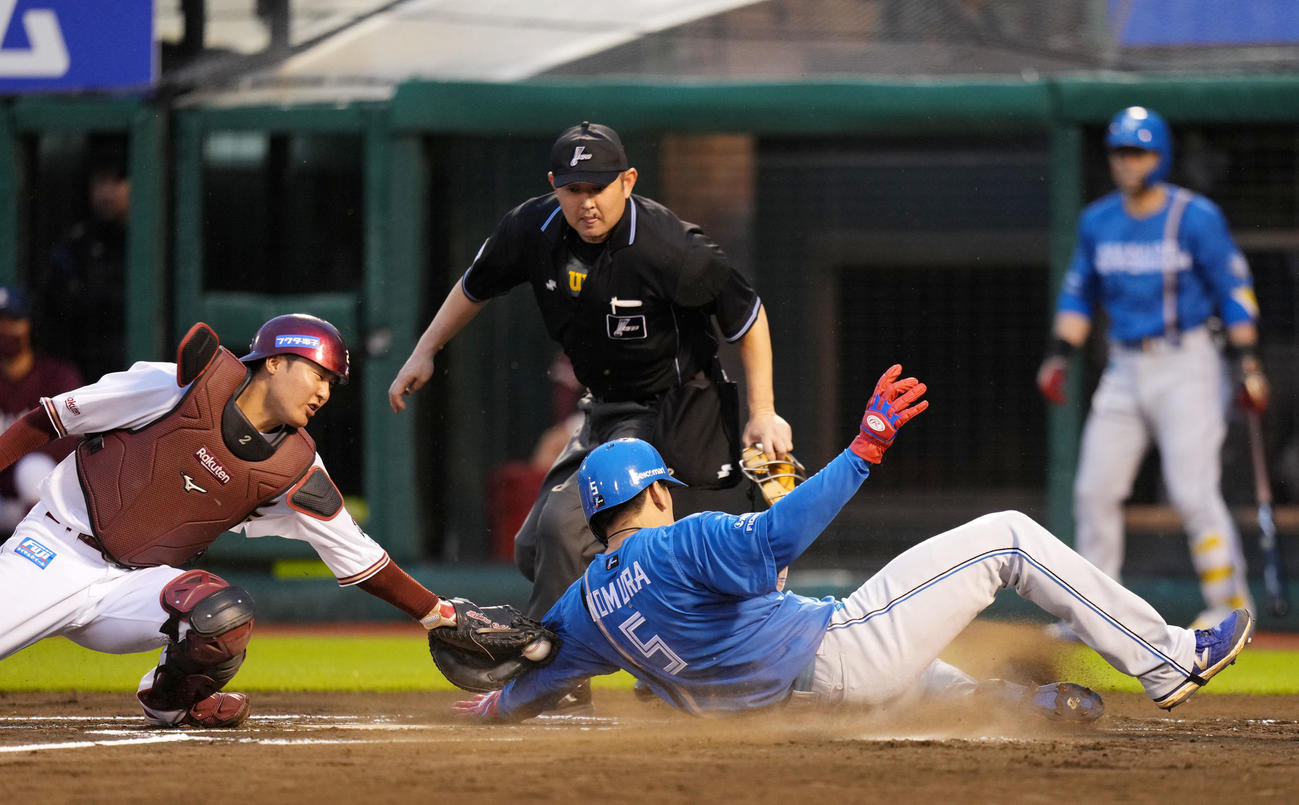 楽天対日本ハム　1回表日本ハム2死一、三塁、重盗を決める野村。捕手太田（撮影・横山健太）