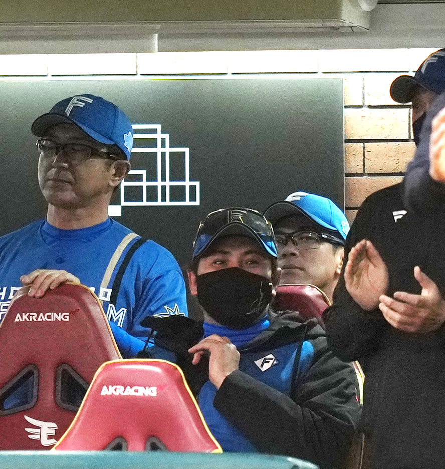 楽天対日本ハム　1回表日本ハム2死一、三塁、野村が重盗を決めベンチで笑顔で喜ぶ新庄監督（中央）（撮影・横山健太）