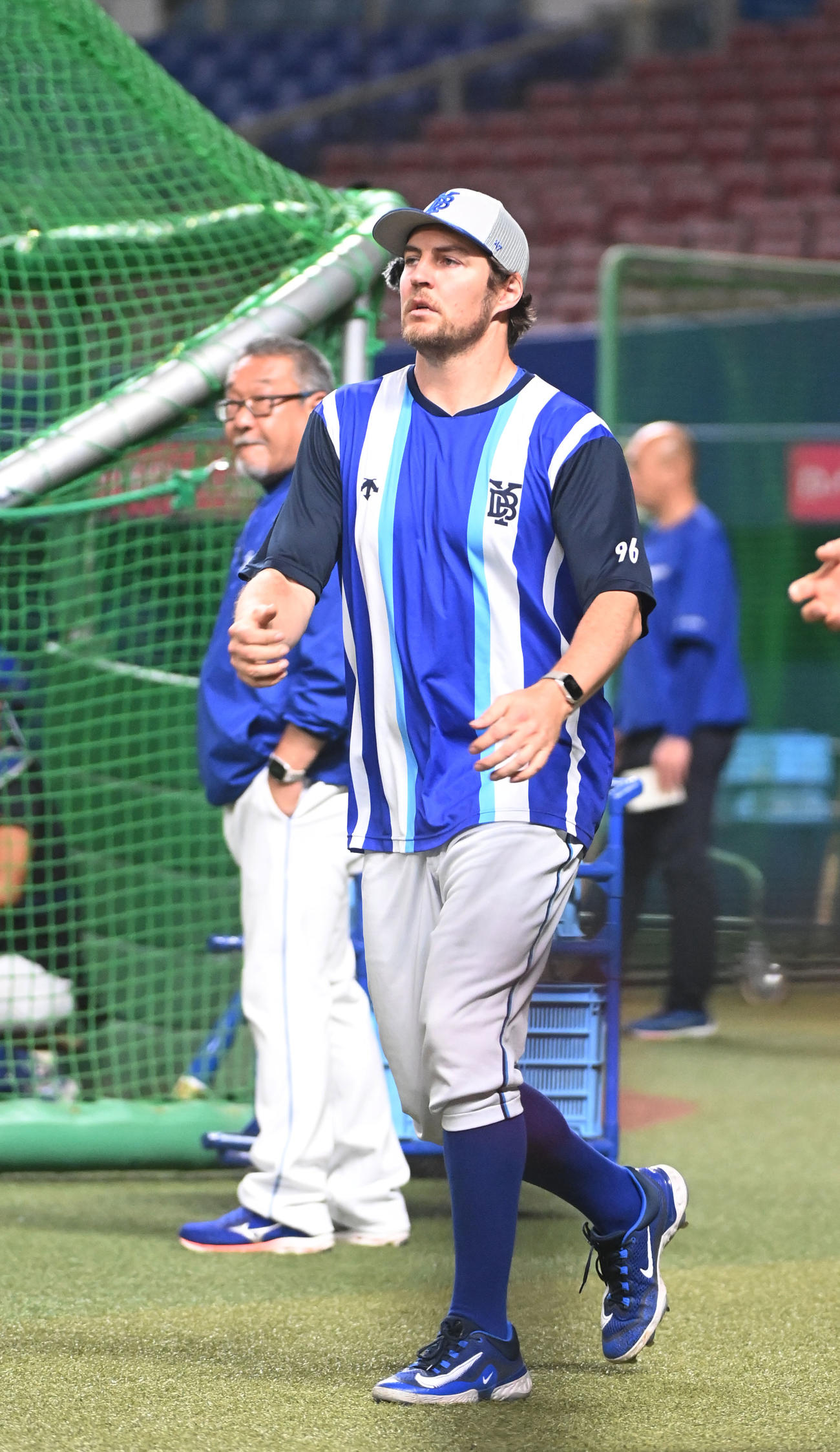 中日対DeNA　試合前、体をほぐすバウアー（撮影・森本幸一）（撮影・森本幸一）