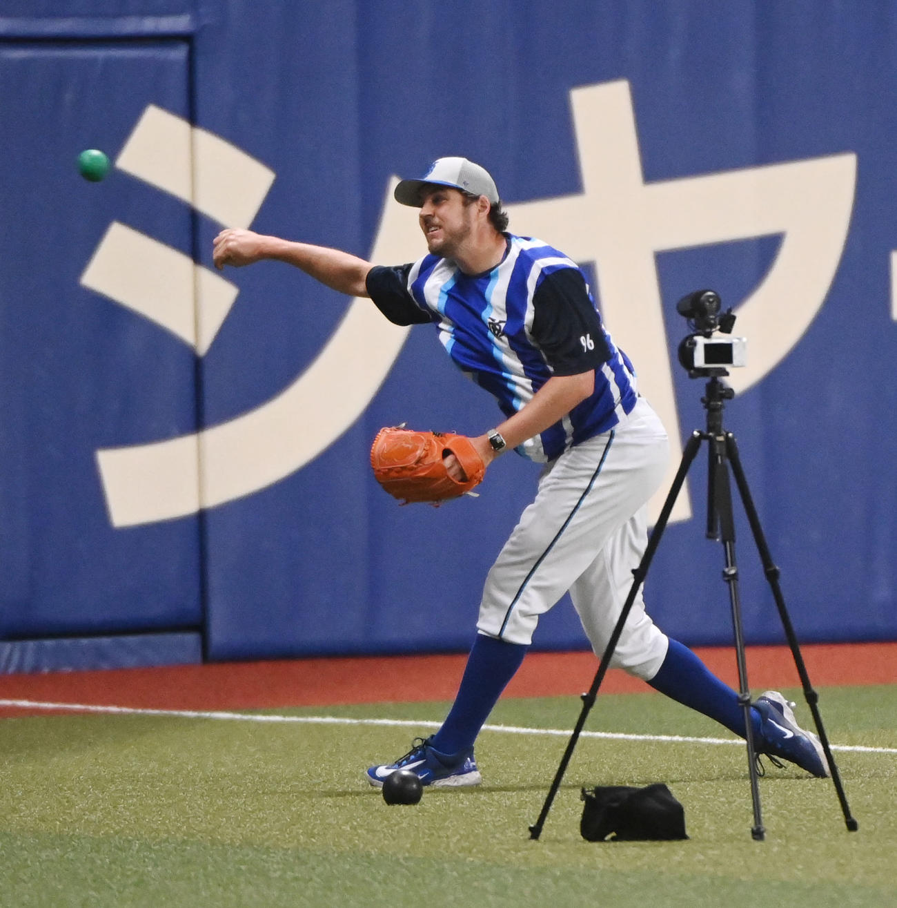 中日対DeNA　明日の試合へ向け調整するバウアー（撮影・森本幸一）（撮影・森本幸一）