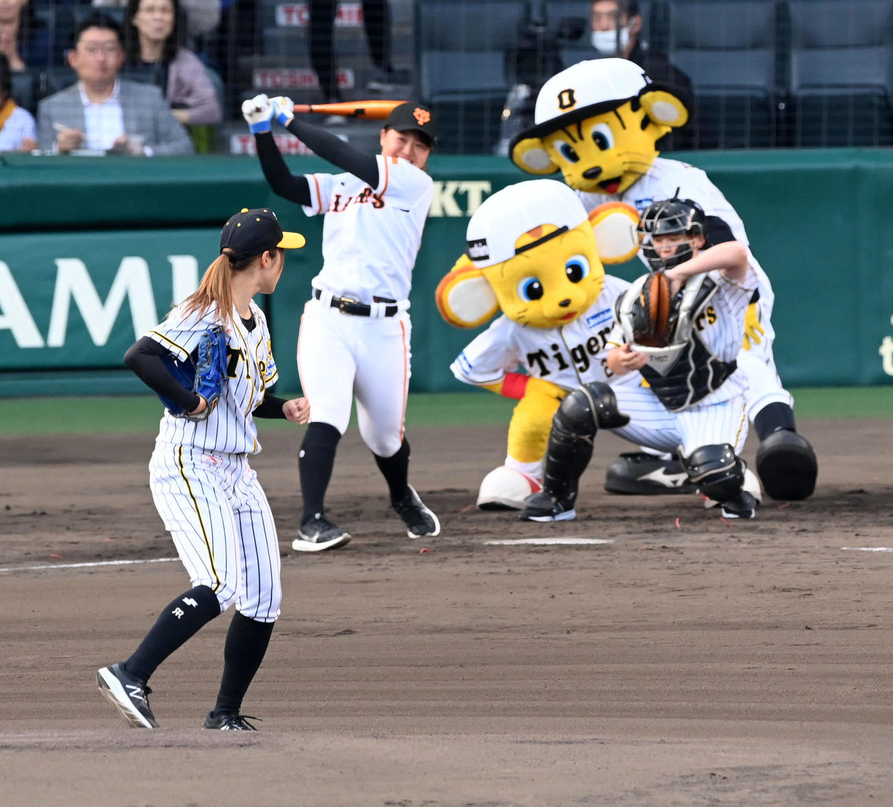 阪神対巨人　ファーストピッチセレモニーを行った「阪神タイガースWomen」の植村美奈子投手と安藤蓮姫捕手のバッテリー。打者はジャイアンツ女子チームの島野愛友利選手（撮影・前岡正明）