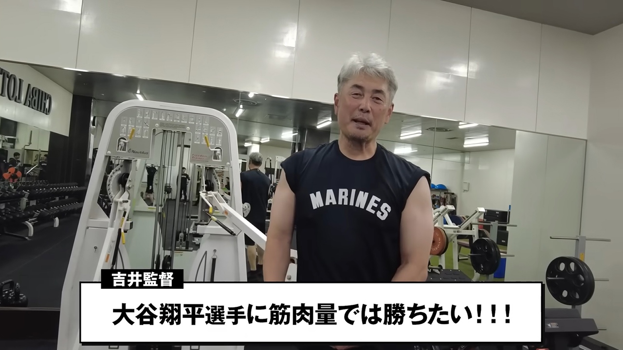 筋力トレーニングを行うロッテ吉井監督（球団提供）