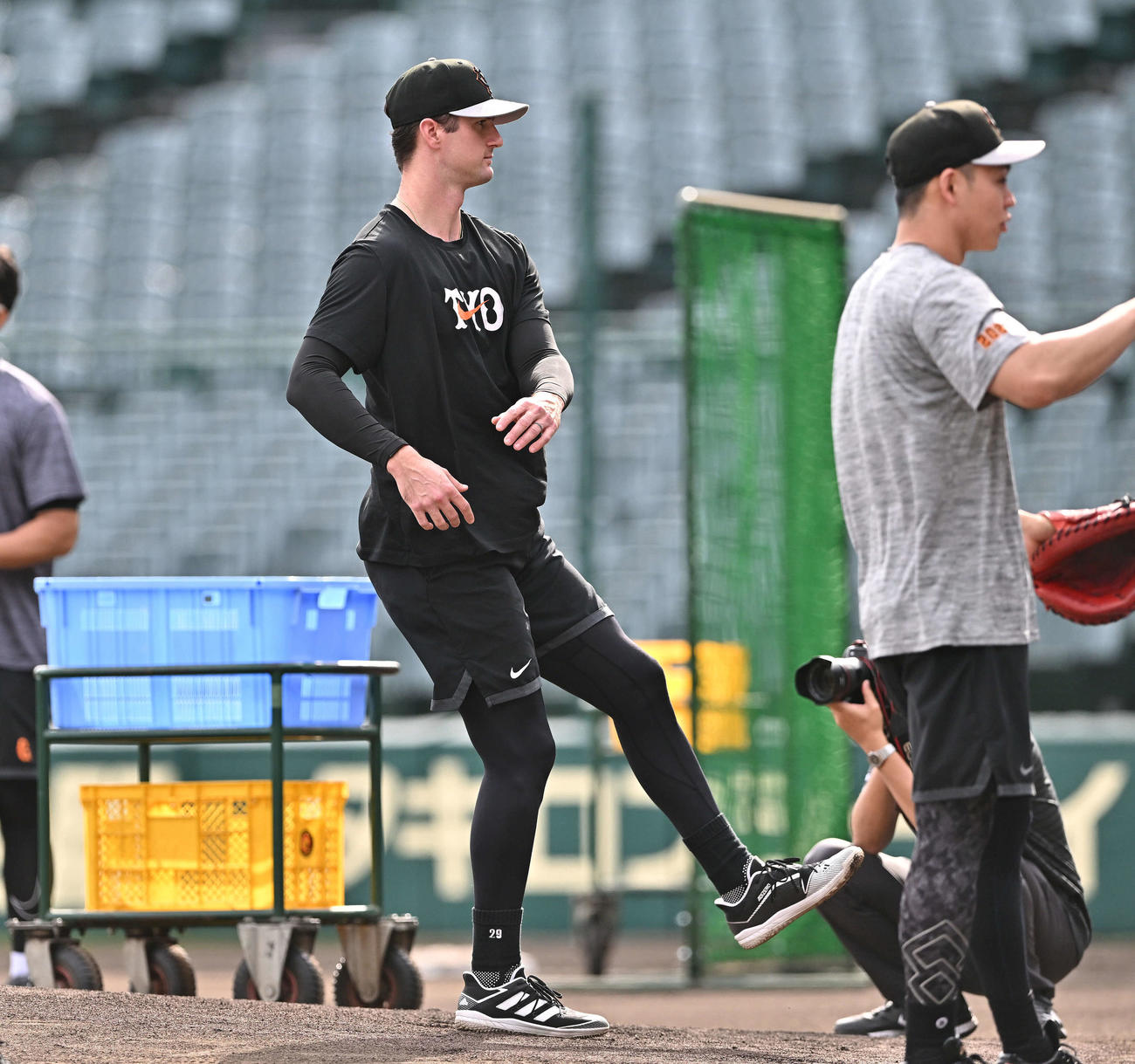 阪神対巨人　試合前練習で甲子園のマウンドを確かめる巨人グリフィン（撮影・滝沢徹郎）