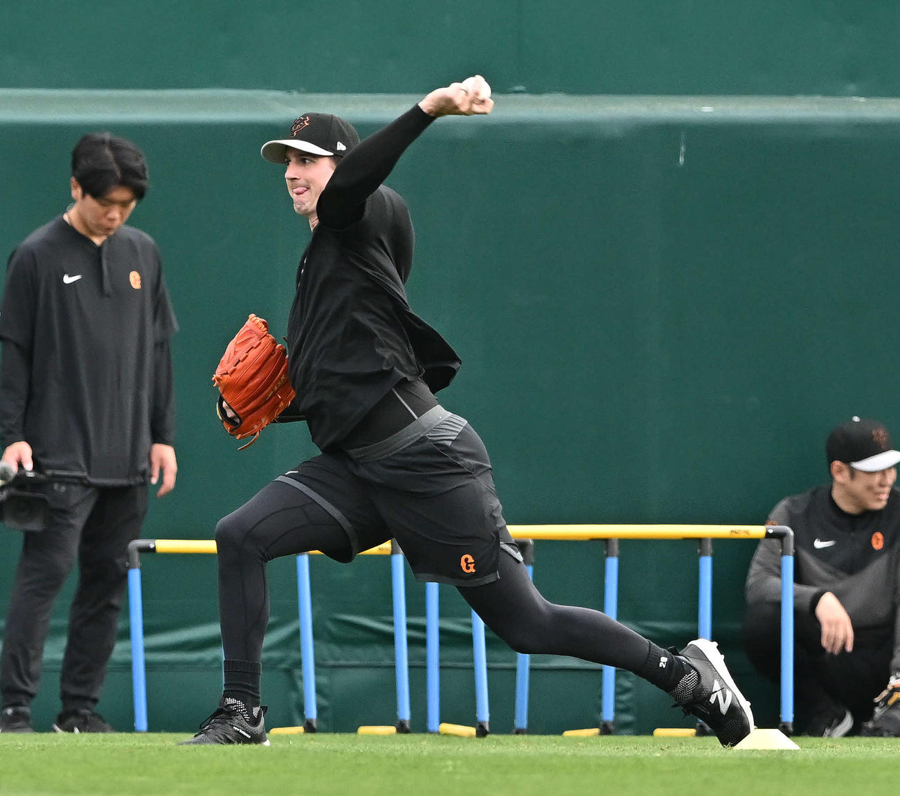 阪神対巨人　試合前練習のキャッチボールで調整する巨人グリフィン（撮影・滝沢徹郎）