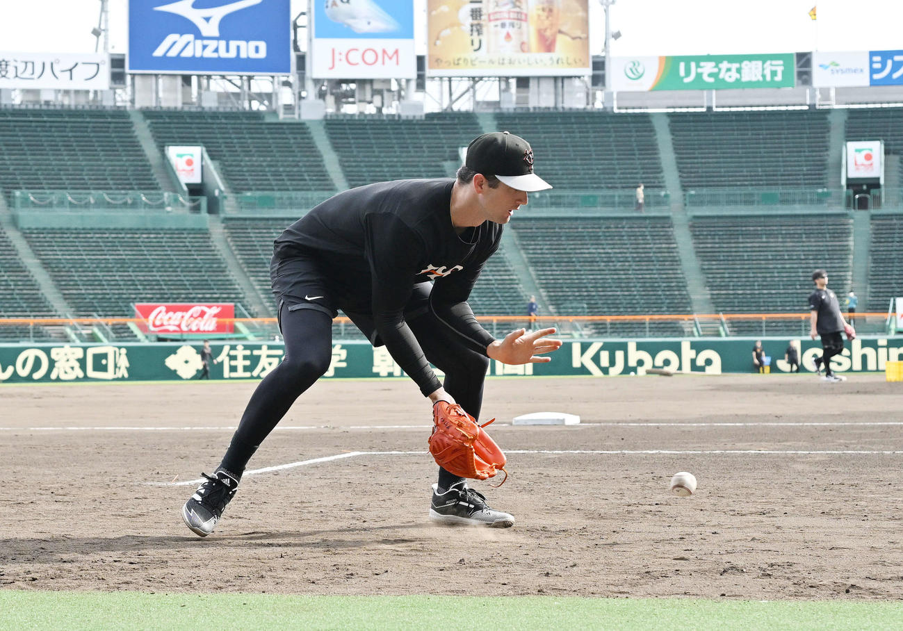 阪神対巨人　試合前練習でノックを受ける巨人グリフィン（撮影・滝沢徹郎）